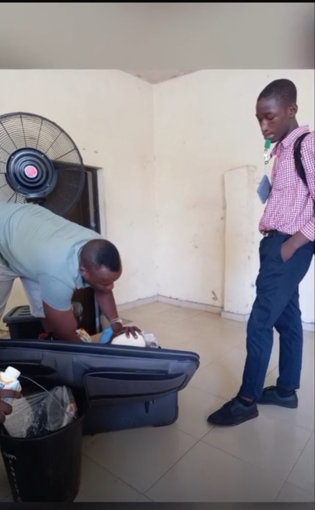 ayodejid1st's tweet photo. My first day in Uni 😂😂😂 https://t.co/423hC0nrVy