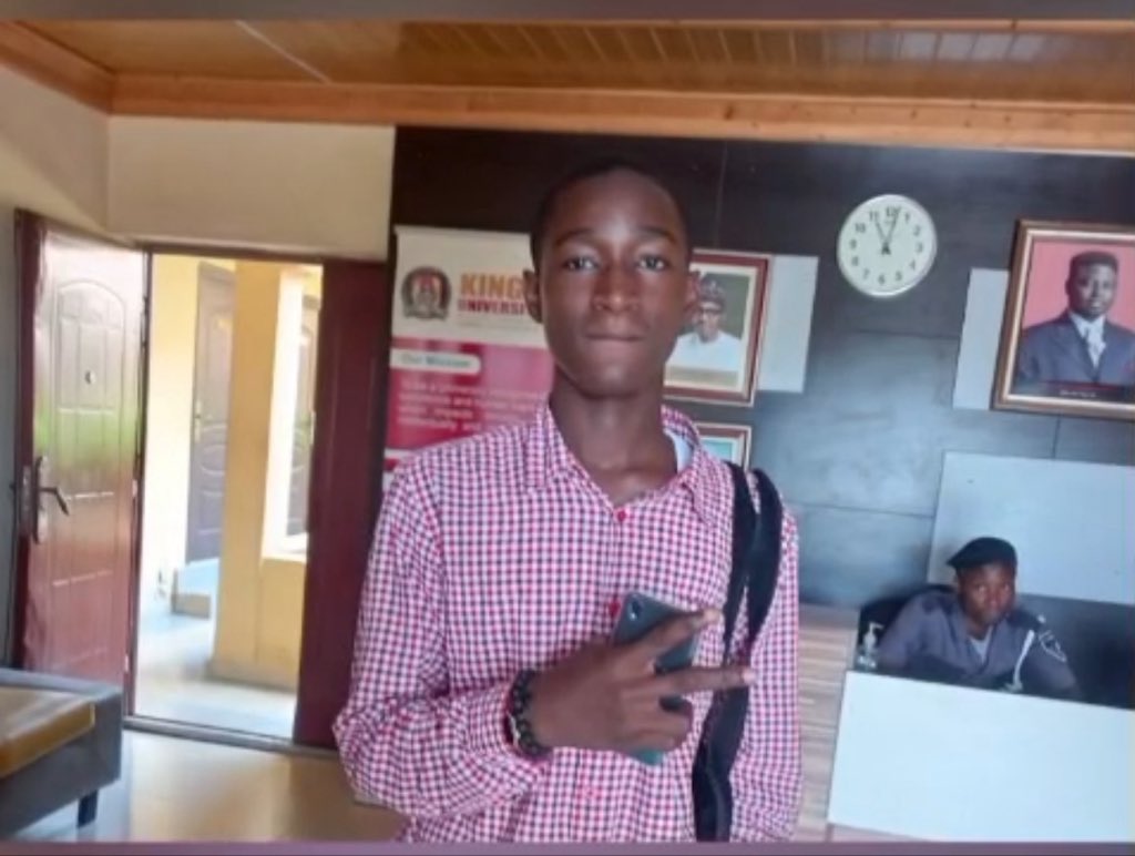 ayodejid1st's tweet photo. My first day in Uni 😂😂😂 https://t.co/423hC0nrVy