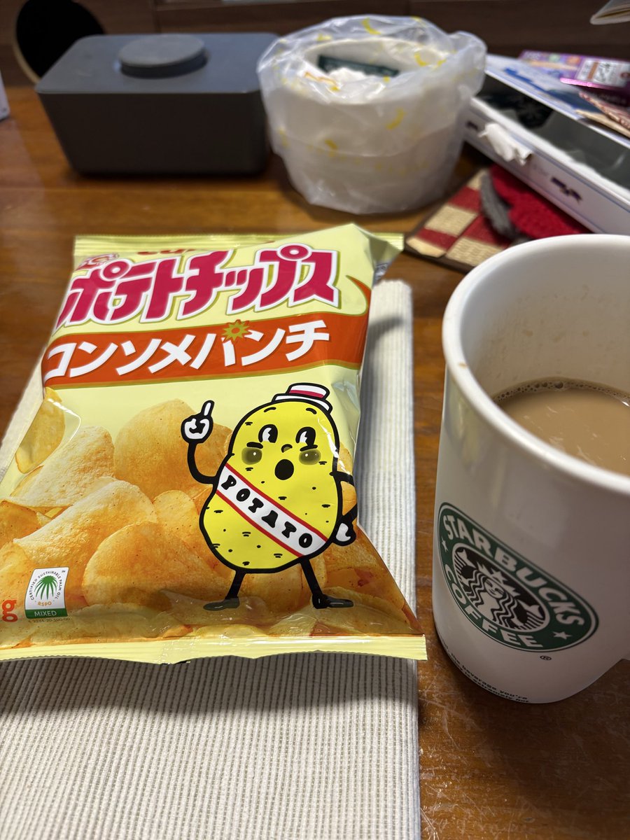 hariko_lovecat's tweet photo. …買って、食べて応援なんじゃ！(● ˃̶͈̀ロ˂̶͈́)੭ꠥ⁾⁾

オレはますます買って応援しますぞい！
パッケージが白黒でも、スケルトンでも買うよ！　がんばれカルビー！（潰れろ自民党！）

(*´༥`*)ｳﾏｼｯ
㌍が自己負担なのは承知してマス♪
#カルビー🥔
#Callbee🦐
#カルビーがんばれ
#くたばれ自民党 https://t.co/Ul0QaMigvq