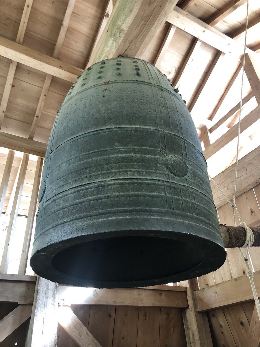 6wa6B's tweet photo. 令和6年2月10日
三重県伊賀市に鎮座します
大村神社に参拝しました

御祭神は大村神様
武甕槌神様
経津主神様
天児屋根命様です

ここには日本三大奇鐘の一つ、虫喰鐘があります
境内にある要石は、大地を揺るがす大なまずを押さえていると伝えられており、なまず様が至る所に居られます
#大村神社 https://t.co/b6HzcwZFdA