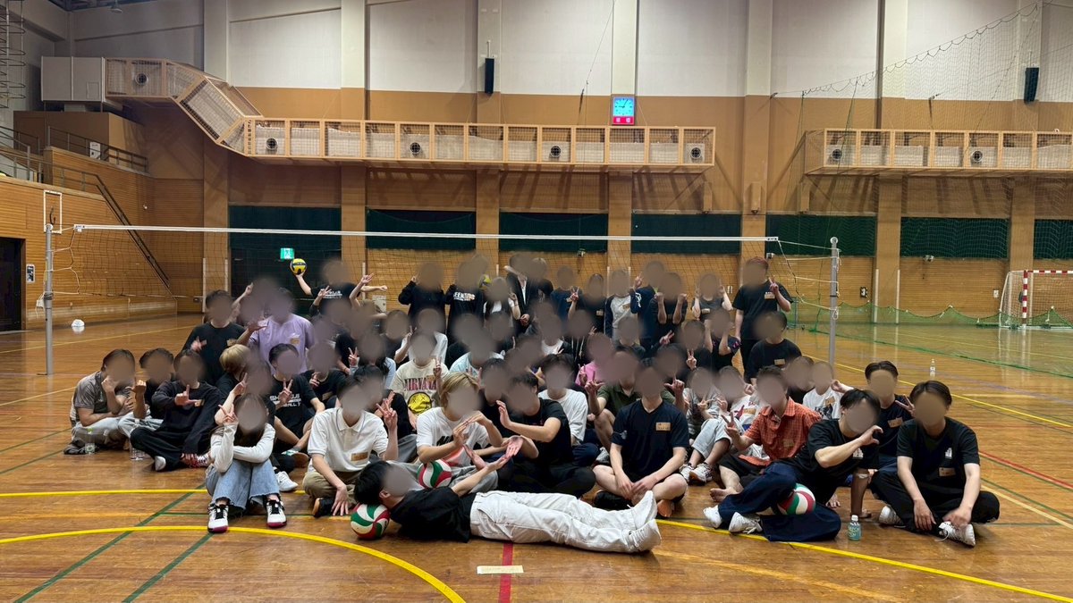 lelien_toyo's tweet photo. 昨日、新歓でバレーボールを行いました🏐✨

多くの新入生の方にご参加いただき、終始盛り上がった活動となりました🙌

経験者・未経験者問わず、みんなで楽しく交流できる時間になりました😊

新歓での体育館活動も、残すところあと3回となりました！
少しでも興味のある方は、ぜひ気軽にご参加ください✨

LINEグループへのご案内も可能ですので、ご興味のある方はお気軽にご連絡ください📩

#春から東洋 #春から東洋大学 #東洋大学 #LeLien活動録 #LeLien
