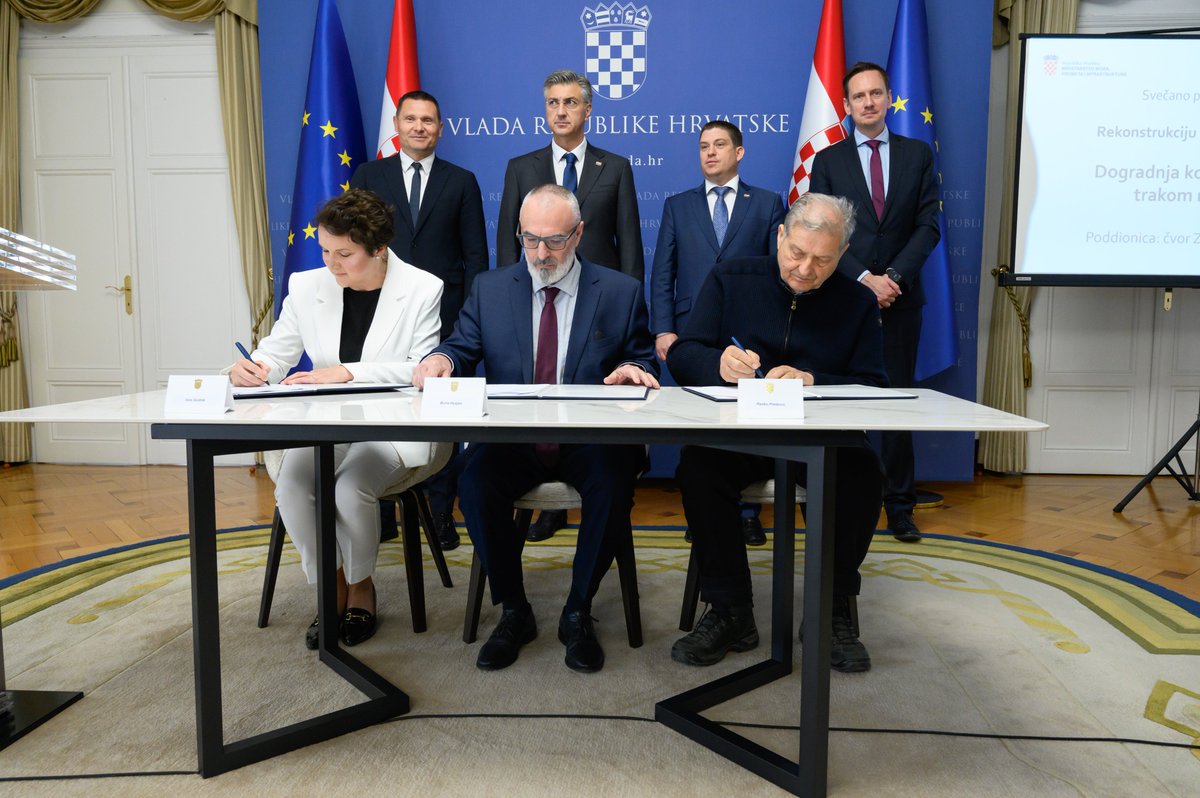 AndrejPlenkovic's tweet photo. Potpisan je ugovor za proširenje Zagrebačke obilaznice➡️ dogradnja kolnika trećim voznim trakom na A3, poddionica Čvor Zagreb Zapad – Čvor Lučko, još je jedan doprinos @VladaRH razvoju prometne infrastrukture #Zagreb.

✅Početak radova na dionici od 4,5 kilometara, vrijednosti 30 milijuna €, očekuje se nakon ove turističke sezone. Uz uvođenje novog sustava naplate cestarine, promet vozila prema Splitu i Rijeci bit će rasterećen, posebno u intenzivnijem dijelu sezone.

U nadolazećim godinama cilj nam je dovršiti projekte spajanja mreže 🇭🇷 autocesta i brzih cesta te povezati središta županija➡️doprinos ravnomjernom razvoju i snažan impuls napretku gospodarstva.

❗ Investicijama u kritičnu infrastrukturu jačamo položaj Hrvatske kao mediteranskih vrata srednje Europe.