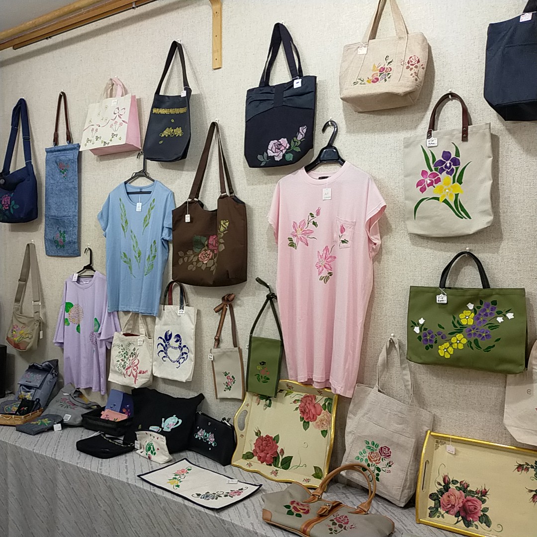 craft823shop's tweet photo. パンジーの会のステンシル作品展を開いています。Tシャツやバッグなどに素敵な花柄などがデザインされています。 https://t.co/RSndLlnlYY