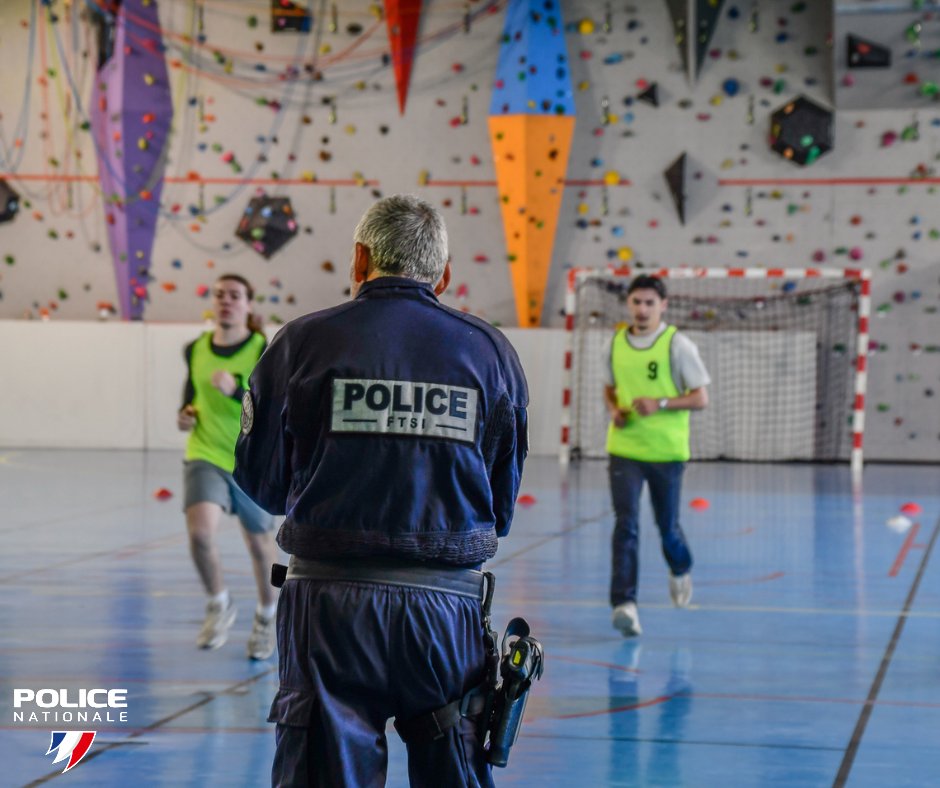 PoliceNat05's tweet photo. #LundiMotivation | 🏃‍♂️👮‍♂️ “Sur le terrain comme dans le sport, rigueur, engagement et esprit d’équipe mènent toujours plus loin.” https://t.co/Blbt2cg979