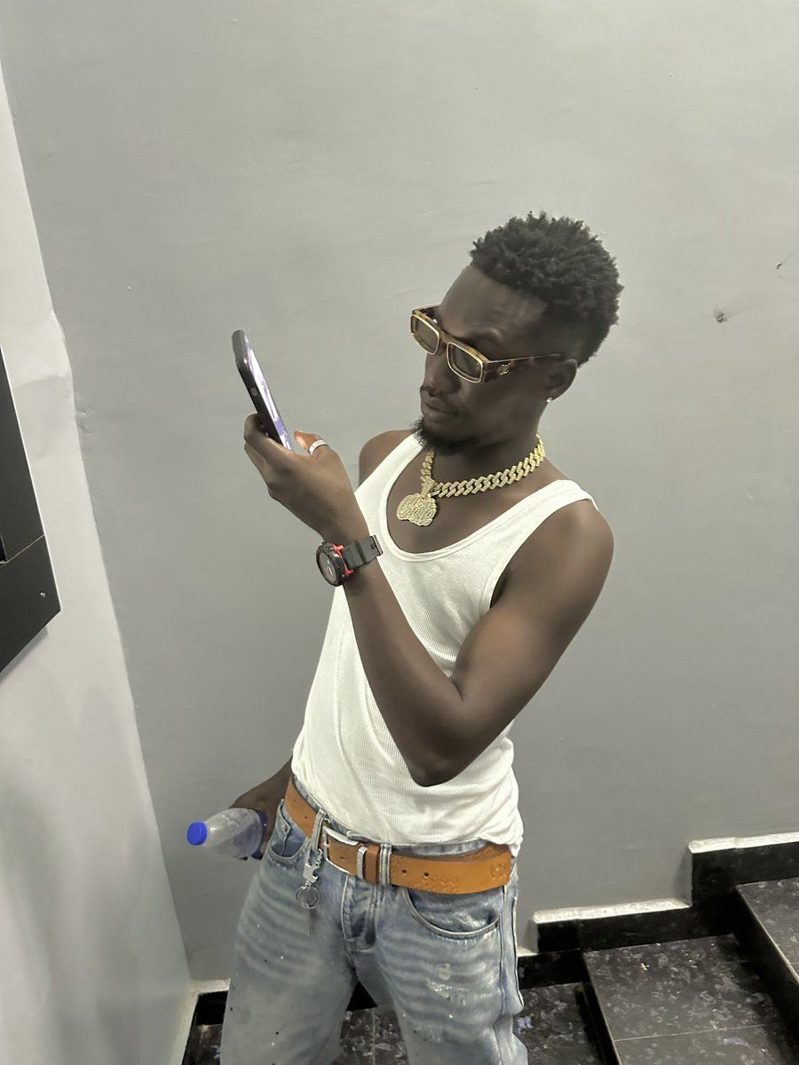 harrisonlee603's tweet photo. Pikin wey nor get helper ,suppose get sense . https://t.co/Ye949OkboH