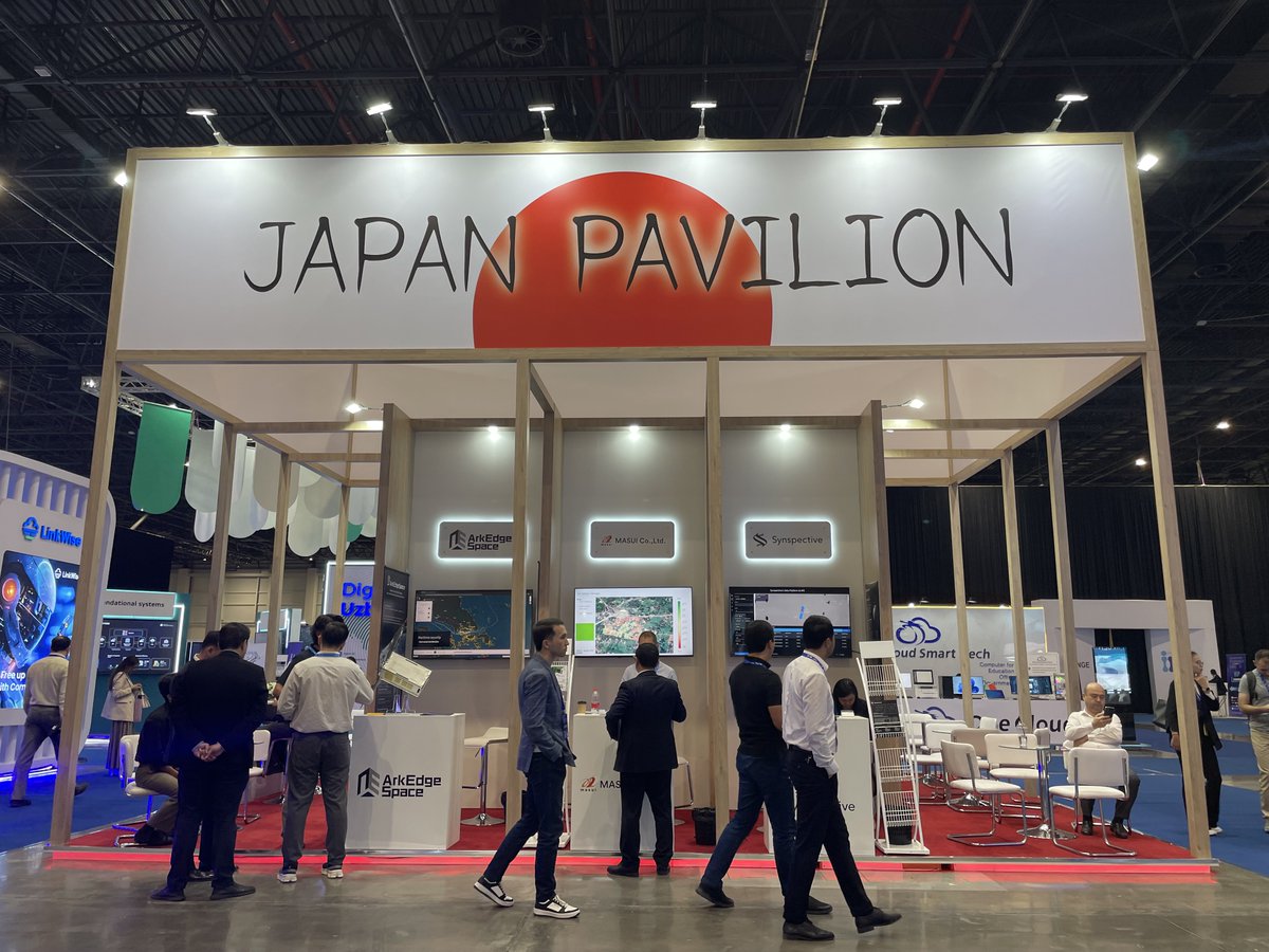 JETRO_info's tweet photo. ◤￣￣￣￣￣￣￣￣￣￣￣￣￣￣￣￣
現地職員が紹介！
歴史と新しい産業が共存するウズベキスタン🇺🇿
＿＿＿＿＿＿＿＿＿＿＿＿＿＿＿＿◢

観光やビジネスでも注目されている中央アジアのウズベキスタン

首都タシケントで働く竹内職員によると...
世界遺産の都市 サマルカンド と古都 ブハラ がおすすめです！両都市と首都タシケントは高速鉄道で結ばれています

ウズベキスタンは、海に出るには少なくとも2つの国境を越えなければならない''二重内陸国''
多言語を操る人材も多く、国を挙げてIT分野の振興にも取り組んでいます💻
タシケント事務所では、9月に開催される同国最大のITイベント「ICT Ｗeek Uzbekistan 2026」にジャパン・パビリオンの設置を予定しています！
