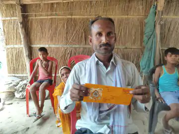 askshivanisahu's tweet photo. बाराबंकी के रामनगर क्षेत्र के बढ़नपुरवा गांव निवासी शिवमोहन अपनी भतीजी अनीता की शादी की तैयारियों में जुटे थे। 

घर में बारात आनी है, लेकिन कई दिनों से गैस सिलेंडर न मिलने से पूरा परिवार परेशान था। शिवमोहन के अनुसार उन्होंने एक सप्ताह पहले श्री लोधेश्वर इंडियन गैस एजेंसी, केसरीपुर में सिलेंडर की बुकिंग कराई थी और DAC नंबर भी जारी हो गया था, फिर भी उन्हें सिलेंडर नहीं मिला।

कई दिनों तक एजेंसी के चक्कर लगाने के बाद जब वह अपनी शिकायत लेकर तहसील पहुंचे, तो आरोप है कि उनकी समस्या सुनने के बजाय उन्हें ही जेल भेजने की धमकी दी गई। 

आम आदमी अपनी परेशानी लेकर अधिकारियों के पास इंसाफ की उम्मीद से जाता है। ऐसे में अगर उसकी बात सुनने के बजाय उसे डराया जाए, तो यह बेहद दुर्भाग्यपूर्ण है। 

प्रशासन को पूरे मामले की निष्पक्ष जांच कर सच्चाई सामने लानी चाहिए।