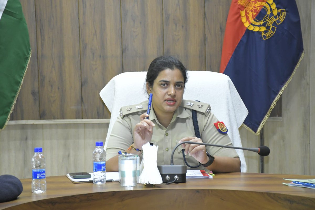 budaunpolice's tweet photo. #SSPBDN द्वारा जनपद के समस्त राजपत्रित अधि0गण एवं थाना/शाखा प्रभारियों के साथ अपराध समीक्षा बैठक आयोजित की गई। बैठक में प्रमुख अपराधों,लंबित विवेचनाओं,महिला एवं बाल अपराध, साइबर अपराध,अवैध शराब,मादक पदार्थों की तस्करी तथा कानून-व्यवस्था की स्थिति की विस्तृत रुप से समीक्षा की गई। https://t.co/FGS70BPpKy