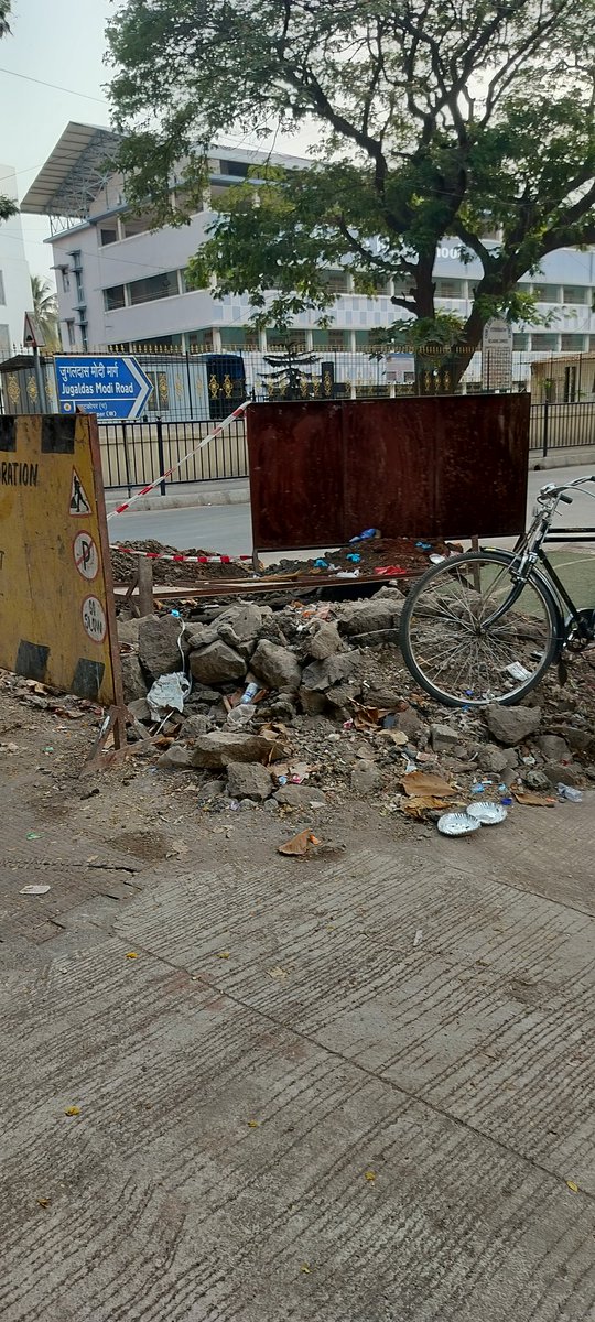 LensterRodrigu1's tweet photo. @Glenalex95 @mybmcWardN @mybmc @RoadsOfMumbai @MCGM_BMC it also causing traffic at turning of the road and people are finding it difficult to walk please do the needful before the rains or some major incidents May happen https://t.co/6do709FlrS