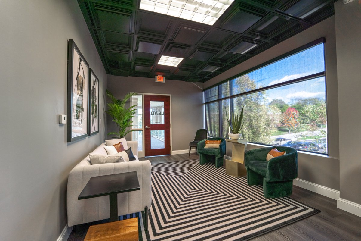 DannyRusso's tweet photo. Luxurious and functional. Happy National Receptionist Day!

#DanielHome #Officeinspo #ColumbusOhio https://t.co/Hvk4tZkVxB
