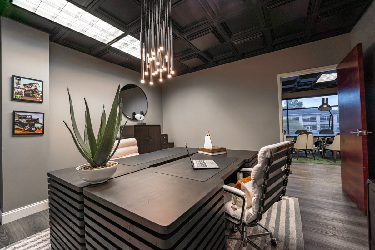DannyRusso's tweet photo. Luxurious and functional. Happy National Receptionist Day!

#DanielHome #Officeinspo #ColumbusOhio https://t.co/Hvk4tZkVxB