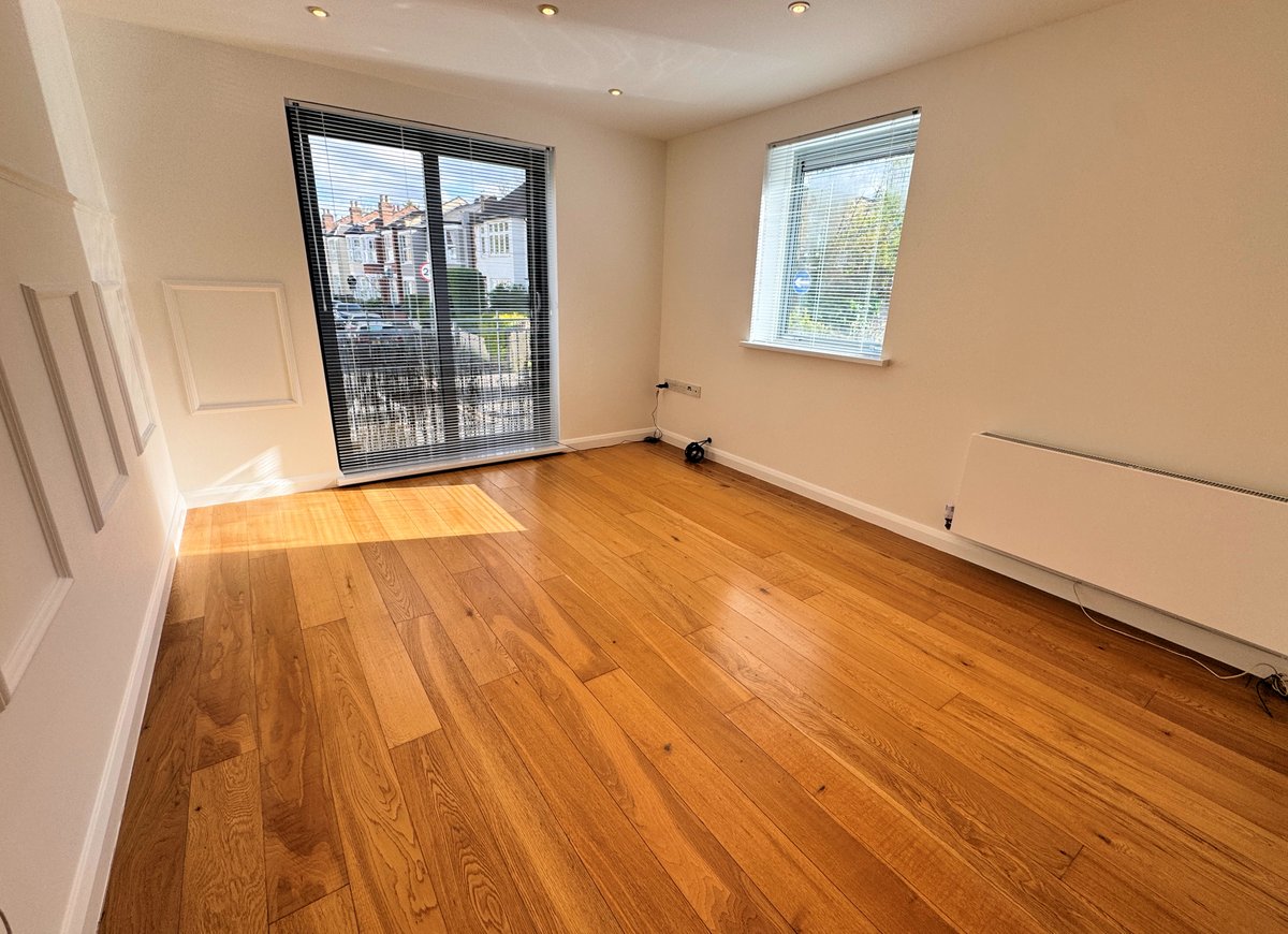 BennettandHall's tweet photo. 🏡 TO LET | East Finchley N2

• 2 bedroom 1st floor flat
• Modern purpose built block
• Near shops, buses &amp; East Finchley station
• £1,750 pcm

📞 020 8346 2208

#EastFinchley #N2 #ToLet #LondonRental #Property #FinchleyLiving https://t.co/tcElPNkqFb