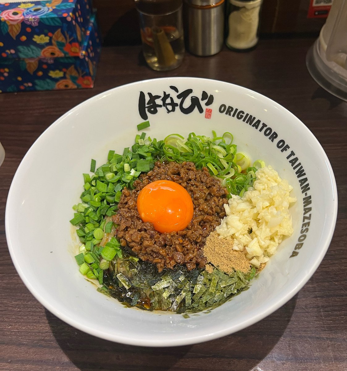 rin5_mgmg's tweet photo. 清州の温泉施設『湯吉郎』の中にある麺屋はなびで台湾まぜそばを注文！
この日はニンニクがいつもより多くてかなりジャンキー感強めの一杯🍜

サウナで汗をかいた後にジャンキーな一杯を食べて疲れが完全に吹き飛びました🍜
濃厚な台湾ミンチがもちもち麺に絡みついて美味しすぎる…！

#名古屋グルメ https://t.co/zQEZgTmhyI