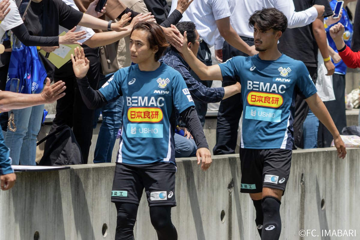 FCimabari's tweet photo. 今日は夢スタにて公開トレーニング⚽️
トレーニング後はハイタッチ等のファンサービスを実施しました！
ガブリエル選手とロドリゴ選手の新髪色の披露も💇⚡️

多くの方にお越しいただき、ありがとうございました✨️
#FC今治 #BEYONDSTANDARD https://t.co/7R02LD2l5t