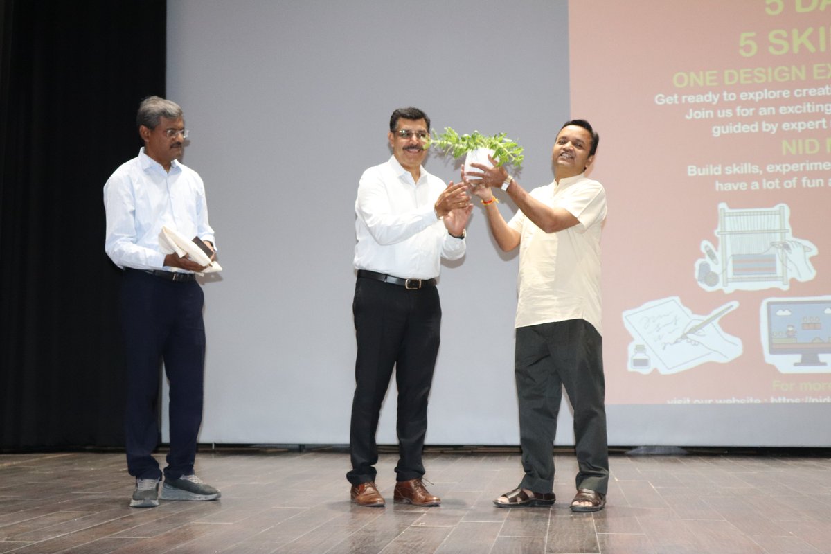 MadhyaNid's tweet photo. T/357:
Design meets inspiration at Design Shivir 4.0! 🌟

NID Madhya Pradesh proudly inaugurated the fourth edition of Design Shivir in the esteemed presence of distinguished dignitaries, fostering creativity, curiosity, and collaboration among aspiring designers.

#NIDMP https://t.co/h0x7fOJjOQ