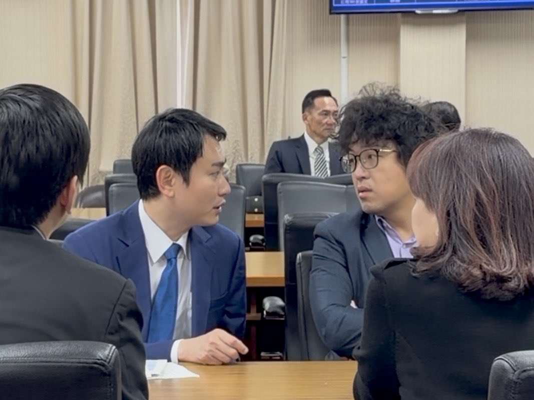 kuantingvision's tweet photo. 恭喜沈伯洋委員 @pumashen 接受徵召投入台北市長選舉‼️

過去在外交國防委員會共事，看見PUMA委員在國安、民主與資訊戰議題上的專業與堅持，更看見他面對挑戰時願意站出來承擔。

任重而道遠🏃🏽‍➡️祝福你把專業與行動力帶進台北市。台灣加油！ https://t.co/mOLqAIfiUF