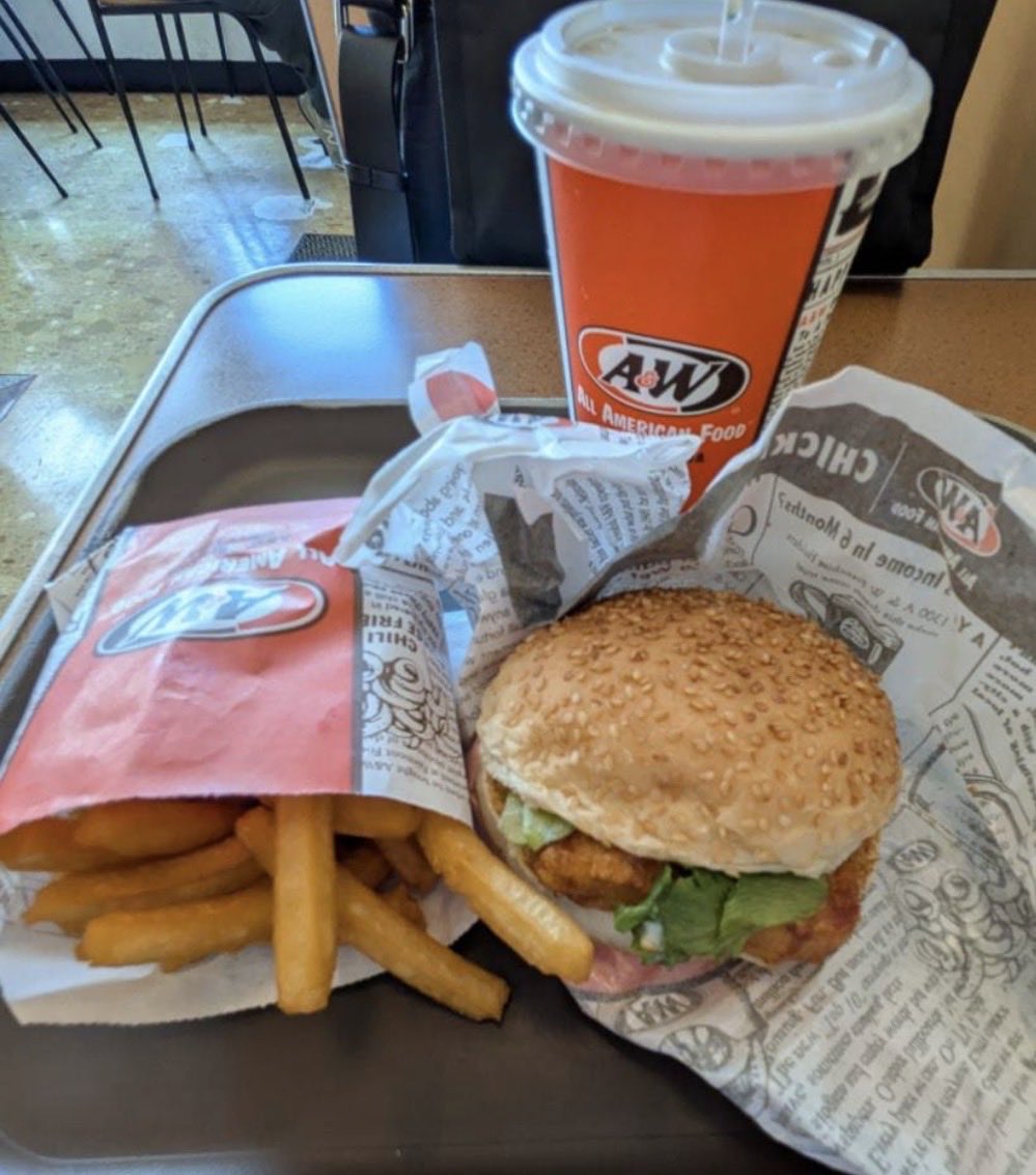 sign07071's tweet photo. 空港✈️でエンダー（A&amp;Ｗ）
ほんとは牧港店行きたかったけど、時間なく。。
ゆうさんも沖縄で食べて欲しいなぁ。 https://t.co/kCKyqqt6b5