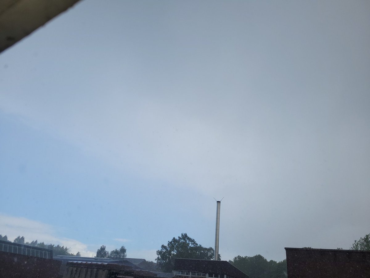 Hman74's tweet photo. @WindsorDebs @GOVUK @uksciencechief @jackmrankin @RupertLowe10 West Berkshire 11am: bright blue skies, followed by very chilly temperatures and rain/hail. https://t.co/sypsRyGsCE