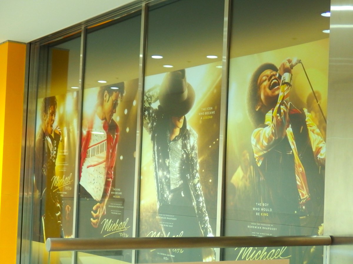 toy_viventium's tweet photo. タワレコ新宿店のマイケルの売り場展開、9階にも10階にもあってすごく力入ってて、10階の方なんてもうズラッッとマイケルが並んでもはや祭壇みたいな状態で壮観だった。テンション上がって思わず購入してしまうと思うので可能ならぜひ行って見て欲しいです🤩✨
（これらは5月9日に撮った写真です） https://t.co/oV6rI2nlFe