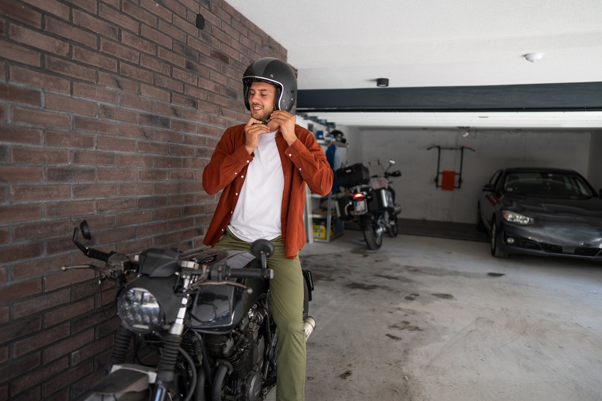 RealeToledo's tweet photo. 🏍️ ¿Moto en el pasillo del garaje?
❌ No permitido sin autorización (LPH)
⚠️ Riesgo de sanción 💸 o retirada 🚗
🔥 El seguro podría no cubrir daños
 Más info en nuestro blog https://t.co/yiF5Q29i0M https://t.co/EHzlzkkVfE