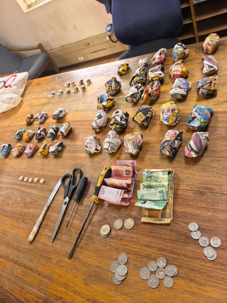 _ArriveAlive's tweet photo. Drug arrests in the Diamond Park informal settlement in Greenpoint, Kimberley

https://t.co/d5fhDUkoAB

#ArrieAlive #DrugArrests @SAPoliceService https://t.co/ykKAywriYu