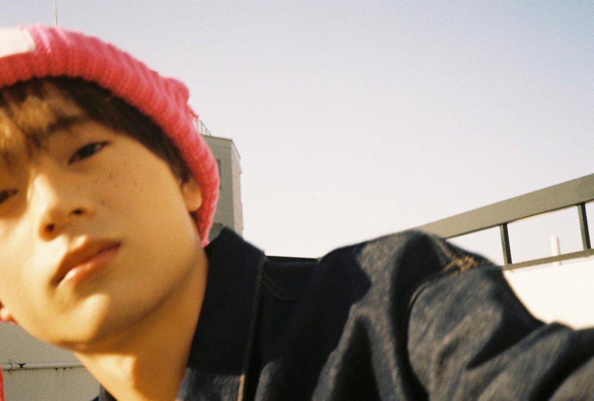 mizusawa_staff's tweet photo. インスタ先行は今週の日曜日、17日までになります！

イベント内容だったり、グッズでどの写真を使おうかな〜などいろいろと打ち合わせしております🤭

去年のグッズ撮影時のオフショットを！
(ｺﾚ､ﾉｾﾀｺﾄﾅｲﾖﾈ､､?🙄)
(ｿｼﾃﾅﾝﾉｶｵ､､)

https://t.co/kBJrRTLCpA

#たろふぉと https://t.co/XjpH1Z0G8O