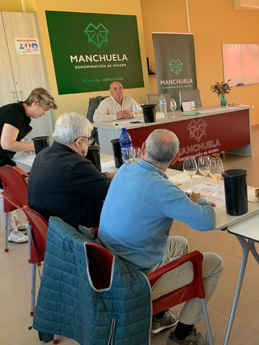 DOManchuela's tweet photo. ¡Es oficial! 🍷✨ La cosecha 2025/26 de la #DOManchuela recibe la calificación de NOTABLE. 🏅
Destacan los rosados de bobal y un crecimiento récord en blancos embotellados respecto a los últimos 5 años. 🍇⚪️ ¡Blancos y tintos cumplen las mejores expectativas! 🥂
#VinoDeInfluencia https://t.co/FoDLboCF9e