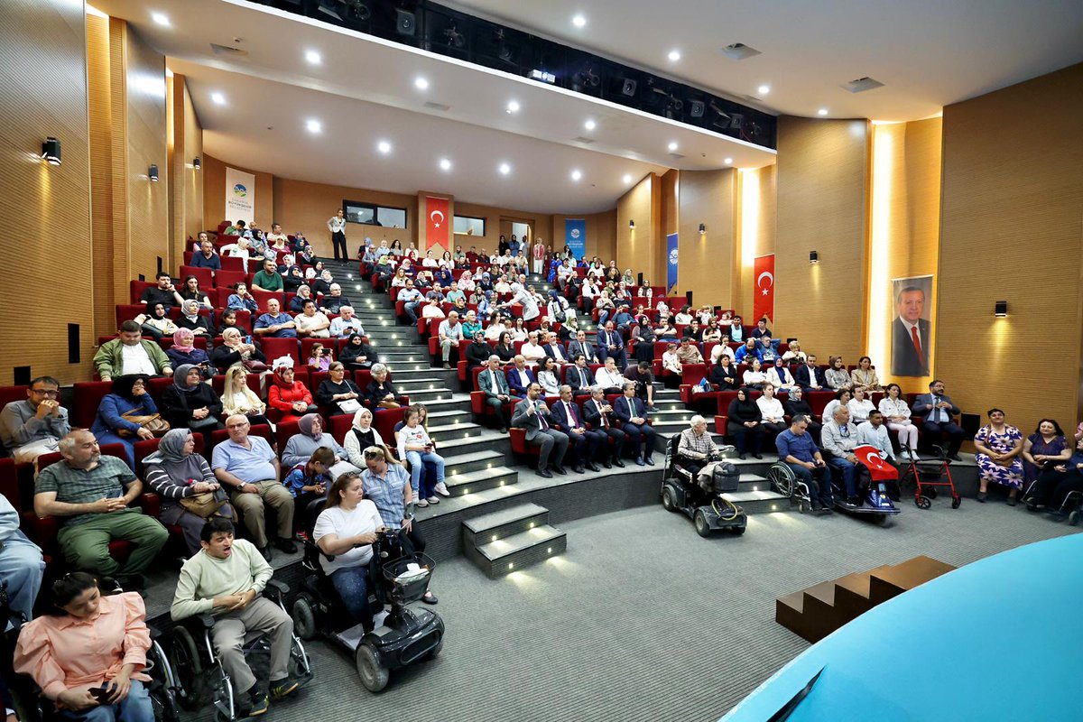sbYusufAlemdar's tweet photo. Birlikte Güzeliz! 🌼

Sosyal Gelişim Merkezi’mizde düzenlediğimiz “Engelsiz Şenlik” etkinliğinde, Sakarya Valimiz Rahmi Doğan’ın katılımıyla özel kardeşlerimiz, kıymetli aileleri ve misafirlerimizle bir araya geldik.

Engelsiz Hobi Atölyeleri öğrencilerimizin ve özel eğitim anaokulu öğrencilerinin hazırladığı sahne gösterilerini izledik, kardeşlerimizle kucaklaştık.

Dünyada bizleri mutlu edecek ve aramızdaki bağı güçlendirebilecek en önemli unsur farklılıklarımıza rağmen birlikte yaşamayı başarabilmektir.

Bizler de özel gereksinimli bireylerimize sadece destekle değil, özellikle annelerin bir nefese ihtiyaç duyduğu koşulları oluşturmaya çalışarak etkinliklerimizi şekillendiriyoruz.

Engelsiz bir dünya ve engelsiz bir Sakarya için var gücümüzle le çalışmaya devam edeceğiz.

#BuŞehirHepimizin