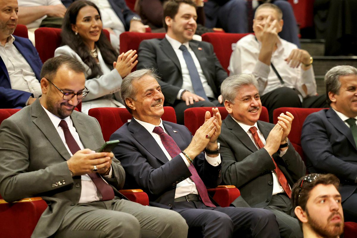 sbYusufAlemdar's tweet photo. Birlikte Güzeliz! 🌼

Sosyal Gelişim Merkezi’mizde düzenlediğimiz “Engelsiz Şenlik” etkinliğinde, Sakarya Valimiz Rahmi Doğan’ın katılımıyla özel kardeşlerimiz, kıymetli aileleri ve misafirlerimizle bir araya geldik.

Engelsiz Hobi Atölyeleri öğrencilerimizin ve özel eğitim anaokulu öğrencilerinin hazırladığı sahne gösterilerini izledik, kardeşlerimizle kucaklaştık.

Dünyada bizleri mutlu edecek ve aramızdaki bağı güçlendirebilecek en önemli unsur farklılıklarımıza rağmen birlikte yaşamayı başarabilmektir.

Bizler de özel gereksinimli bireylerimize sadece destekle değil, özellikle annelerin bir nefese ihtiyaç duyduğu koşulları oluşturmaya çalışarak etkinliklerimizi şekillendiriyoruz.

Engelsiz bir dünya ve engelsiz bir Sakarya için var gücümüzle le çalışmaya devam edeceğiz.

#BuŞehirHepimizin