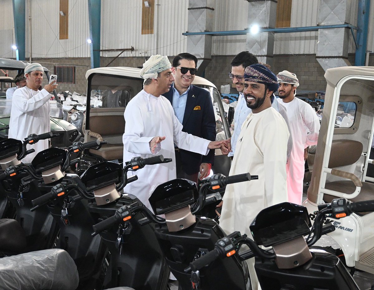 OmanConsulateKH's tweet photo. قام سعادة القنصل العام م. سامي الخنجري برفقة وفد من شركة الغالبي العالمية للهندسة والمقاولات بزيارة إلى مصنع مجموعة كراون أكبر مصنع لقطع غيار الدراجات النارية في باكستان، وتضمنت الزيارة جولة في مرافق المصنع، أعقبها عقد لقاءات تناولت مجالات الصناعة والتجارة والشراكة المستقبلية https://t.co/dKUVTOEuJg