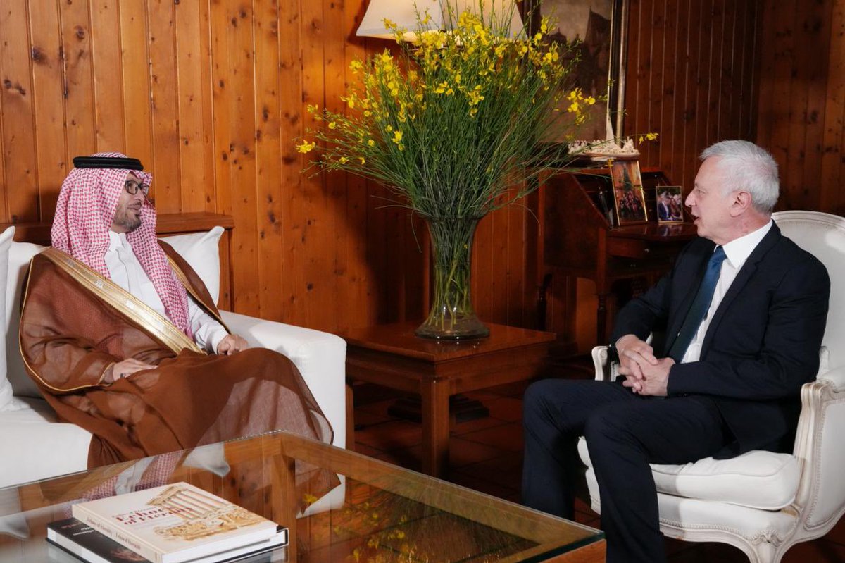 sleimanfrangieh's tweet photo. سفير المملكة العربية السعودية وليد البخاري في بنشعي اليوم في زيارة وداعية.

https://t.co/zJmiXdKERV https://t.co/WtRVfU0k2E