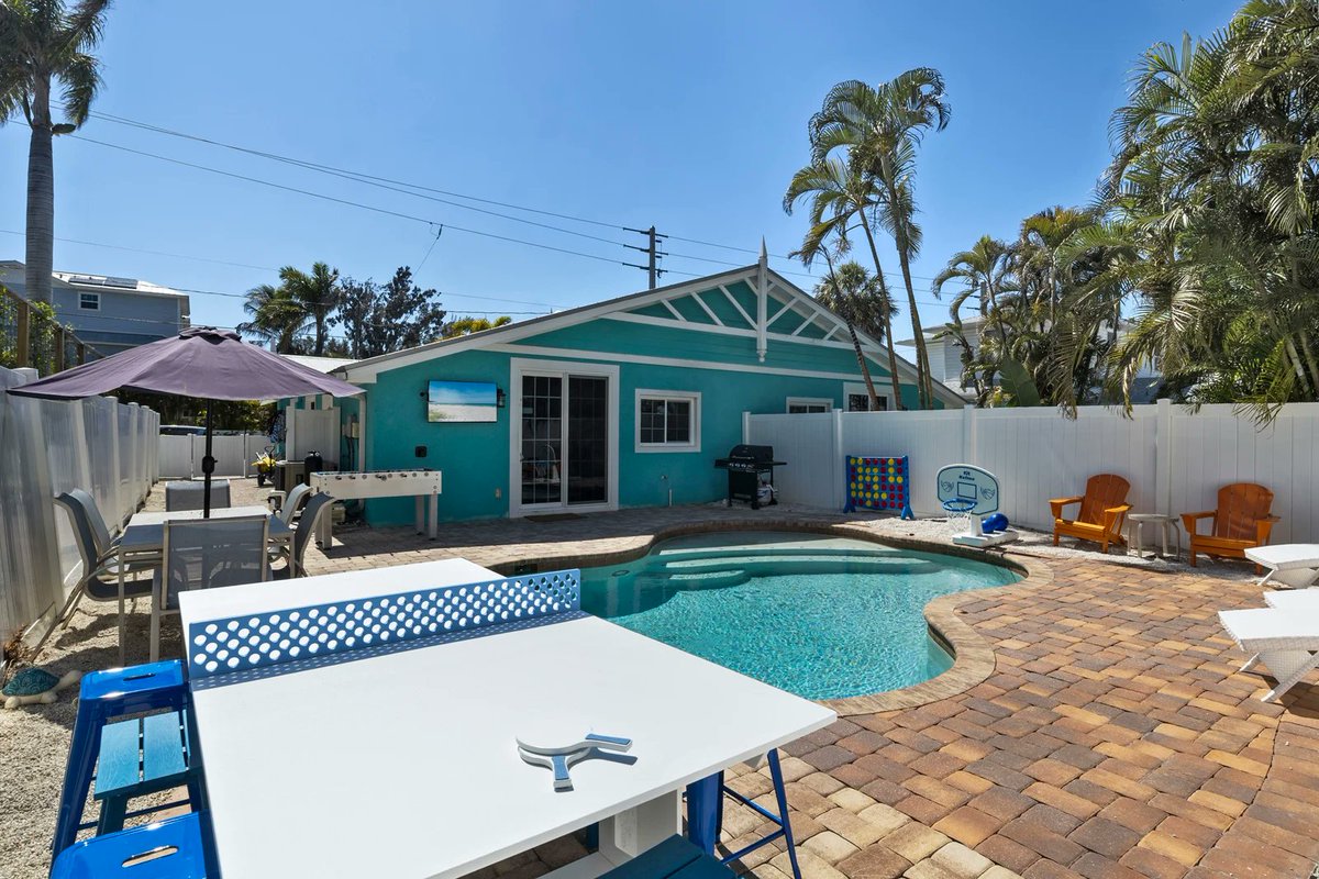 AnnaMariaLifeVR's tweet photo. ❤️🐢Follow your heart to Turtle Tracks on beautiful Anna Maria Island! https://t.co/WQEh5bE2qB | 3 Bd | 2 Ba |Private Heated Pool with Sun Shelf | Pool Basketball | Patio Dining | Foosball, Ping Pong, Connect 4, &amp; Arcade Game!  #AnnaMariaIsland #TurtleTracks #VacationRental https://t.co/F4n601xDDu