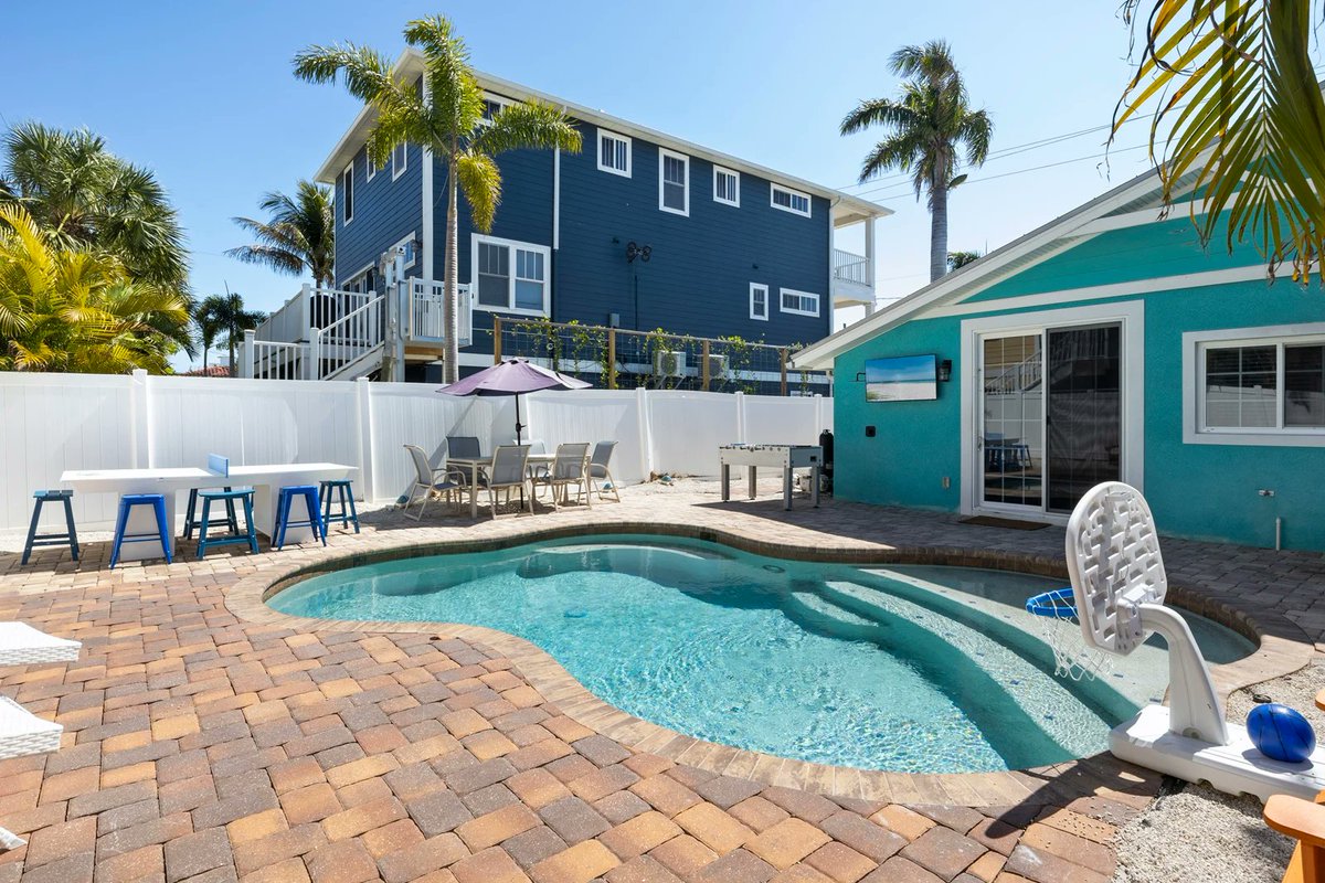 AnnaMariaLifeVR's tweet photo. ❤️🐢Follow your heart to Turtle Tracks on beautiful Anna Maria Island! https://t.co/WQEh5bE2qB | 3 Bd | 2 Ba |Private Heated Pool with Sun Shelf | Pool Basketball | Patio Dining | Foosball, Ping Pong, Connect 4, &amp; Arcade Game!  #AnnaMariaIsland #TurtleTracks #VacationRental https://t.co/F4n601xDDu