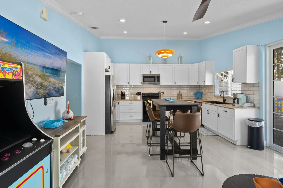 AnnaMariaLifeVR's tweet photo. ❤️🐢Follow your heart to Turtle Tracks on beautiful Anna Maria Island! https://t.co/WQEh5bE2qB | 3 Bd | 2 Ba |Private Heated Pool with Sun Shelf | Pool Basketball | Patio Dining | Foosball, Ping Pong, Connect 4, &amp; Arcade Game!  #AnnaMariaIsland #TurtleTracks #VacationRental https://t.co/F4n601xDDu