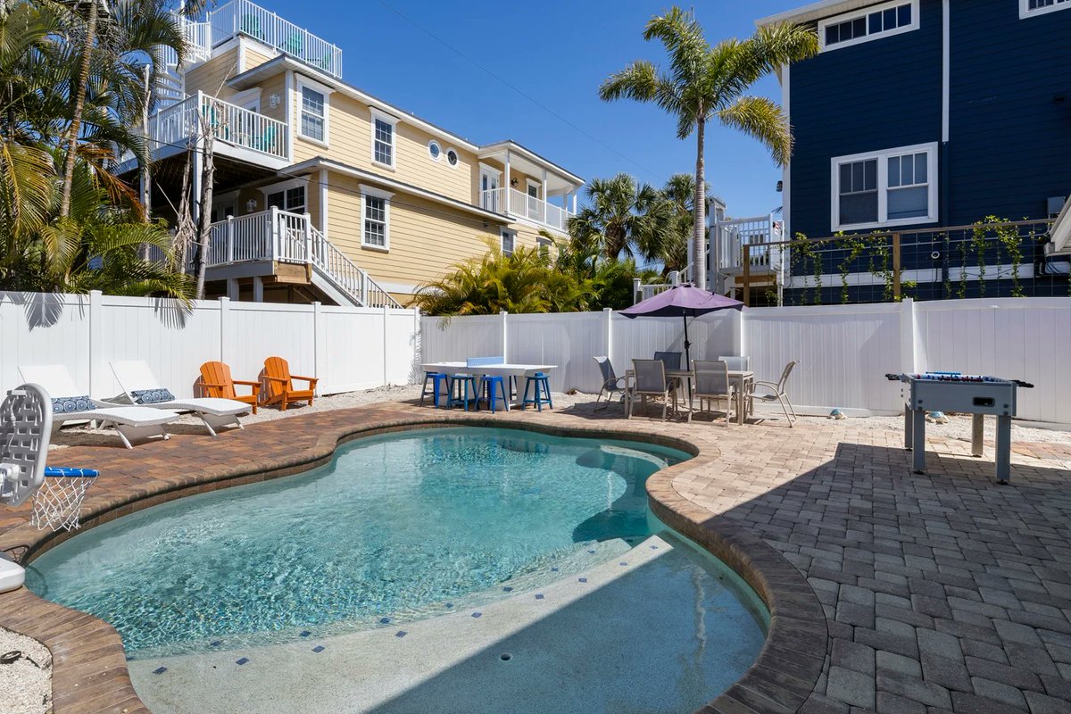AnnaMariaLifeVR's tweet photo. ❤️🐢Follow your heart to Turtle Tracks on beautiful Anna Maria Island! https://t.co/WQEh5bE2qB | 3 Bd | 2 Ba |Private Heated Pool with Sun Shelf | Pool Basketball | Patio Dining | Foosball, Ping Pong, Connect 4, &amp; Arcade Game!  #AnnaMariaIsland #TurtleTracks #VacationRental https://t.co/F4n601xDDu