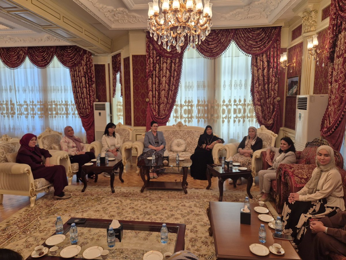 OmanEmbassyUZB's tweet photo. استضافت سعادة السفيرة السيدة وفاء بنت جبر البوسعيدي، يوم الثلاثاء الموافق 12 مايو 2026م، بمقر السفارة مجموعة من المدرسات الأوزبكيات المتخصصات في اللغة العربية في عدد من الجامعات الحكومية والخاصة بجمهورية أوزبكستان، واللاتي شاركن في دورة اللغة العربية التي نظمها معهد السلطان قابوس لتعليم اللغة العربية للناطقين بغيرها.

تم خلال اللقاء مناقشة انطباعات المشاركات عن سلطنة عُمان وما لمسنه من تطور حضاري وثقافي، إلى جانب النتائج الإيجابية التي حققتها الدورة في تعزيز مهاراتهن اللغوية والمعرفية في اللغة العربية، وما أسهمت به من توسيع آفاق التعاون والتواصل الأكاديمي والثقافي بين البلدين الصديقين.