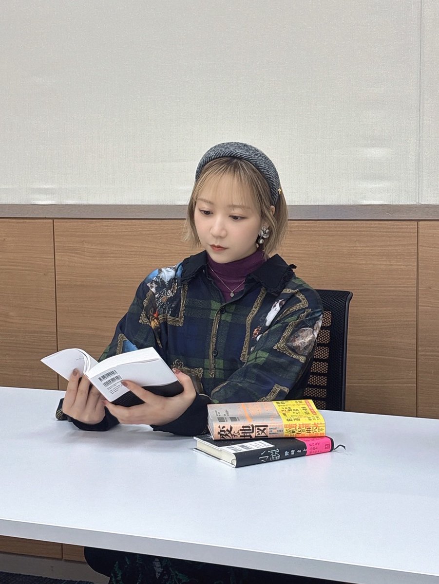 Natsukawa_Staff's tweet photo. ヒヨコたちーー
餌の時間よーー🐣🐣
本を読むナンだよーー🐣
メクリメクルのインタビュー
呼んでねー🐣🐣🐣
今日もお疲れーー
ナンはおうち帰ってもう一仕事するから
褒めてねーー

（夏川🐣🐼） https://t.co/nLytiXjAKy