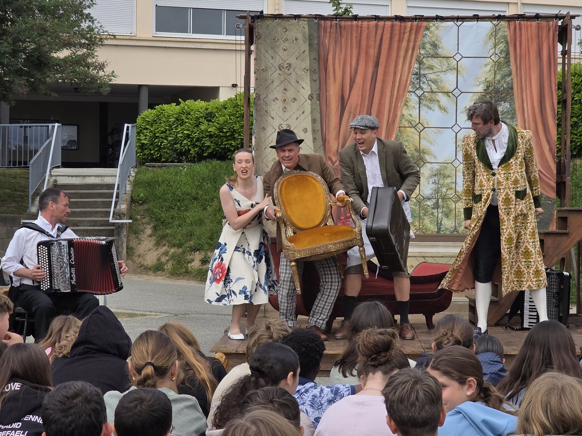 BenmiloudKarim's tweet photo. 🎼 Quel plaisir de voir ces collégiennes & collégiens assister pour la première fois à un #opéra !
💥 Merci à l'Opéra national du Capitole pour sa superbe version du Barbier de Séville dans le cadre du projet du "bus Figaro" dans la cour du collège de #Samatan (Gers).
#ruralité https://t.co/mbR8b35EKl