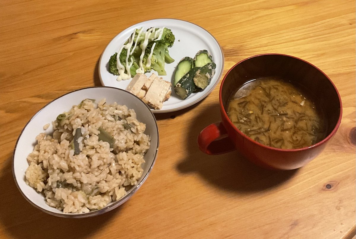 pompuridon's tweet photo. 2026/5/13
晩ごはん

わらびと油あげの炊き込みご飯
蒸しブロッコリー
豆腐の味噌漬け
ぬか漬け
もずくの味噌汁

お昼はりんご、アーモンド

#ヴィーガン
#菜食
#おうちごはん https://t.co/YUPmxYHRY6