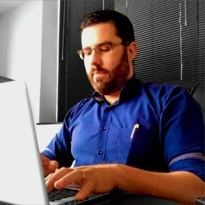 J4skel's tweet photo. @george1BR2 Lunettes carrées immondes des années 2000, coupe ennuyante de normie puissance 10, barbe pour cacher sa laideur, utilise une photo où on voit même pas ses yeux en PP, ose commenter le choix stylistique d'autres personnes.

Moche et sans le moindre goût et mysogyne au naturel. https://t.co/eSSNeWJzgj