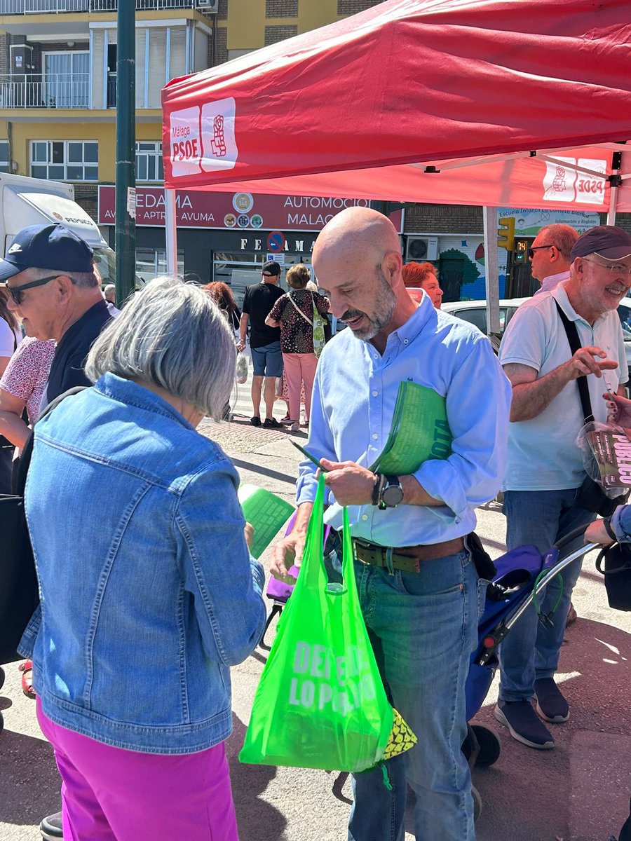 psoectracadiz's tweet photo. 🌹Hoy hemos estado en el mercadillo de Av. Europa trasladando la importancia de defender lo público el próximo domingo.

💪Es el momento de que l@s progresistas nos movilicemos y acabemos ya con el desgobierno de Moreno Bonilla.

#DefiendeLoPúblico #VotaSanidadPública #VotaPSOE https://t.co/2VyuP4AZqZ