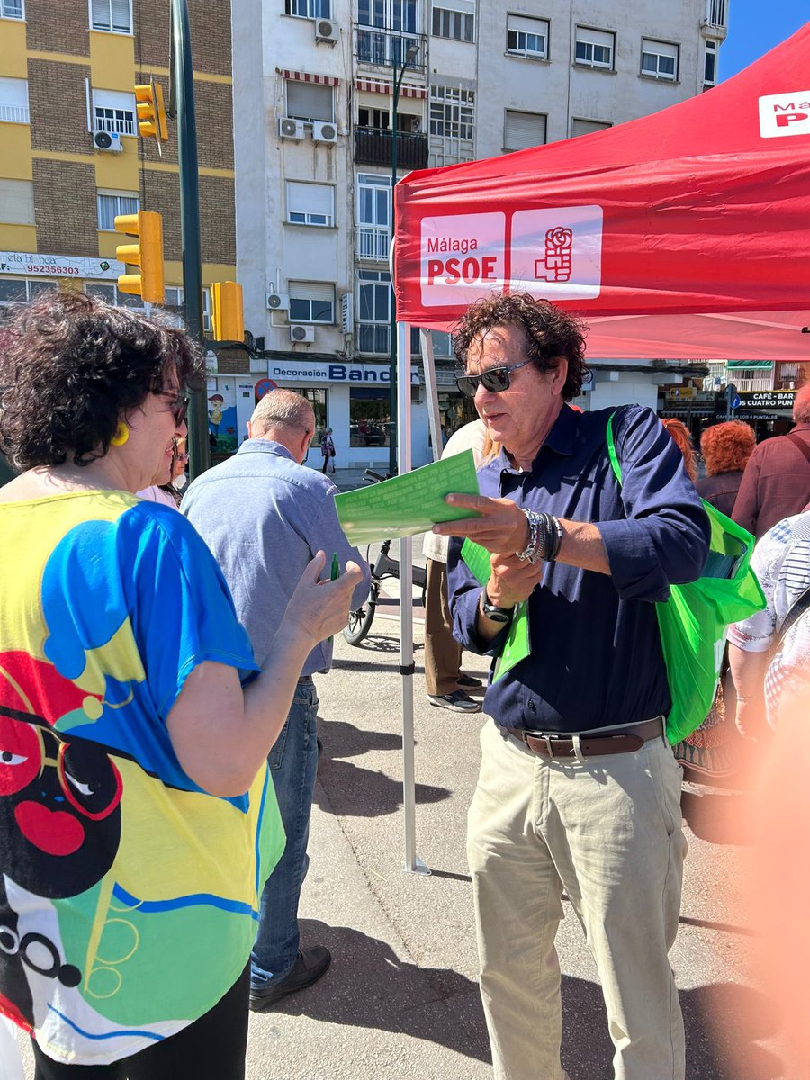 psoectracadiz's tweet photo. 🌹Hoy hemos estado en el mercadillo de Av. Europa trasladando la importancia de defender lo público el próximo domingo.

💪Es el momento de que l@s progresistas nos movilicemos y acabemos ya con el desgobierno de Moreno Bonilla.

#DefiendeLoPúblico #VotaSanidadPública #VotaPSOE https://t.co/2VyuP4AZqZ