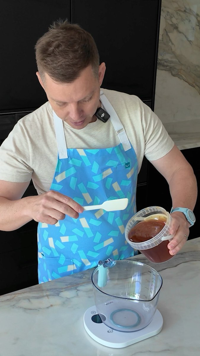 Niceaprons's tweet photo. Recipes from 1917 are something else. 700gm of honey to mix with 460gm of sugar. https://t.co/qqyB4FGBK5