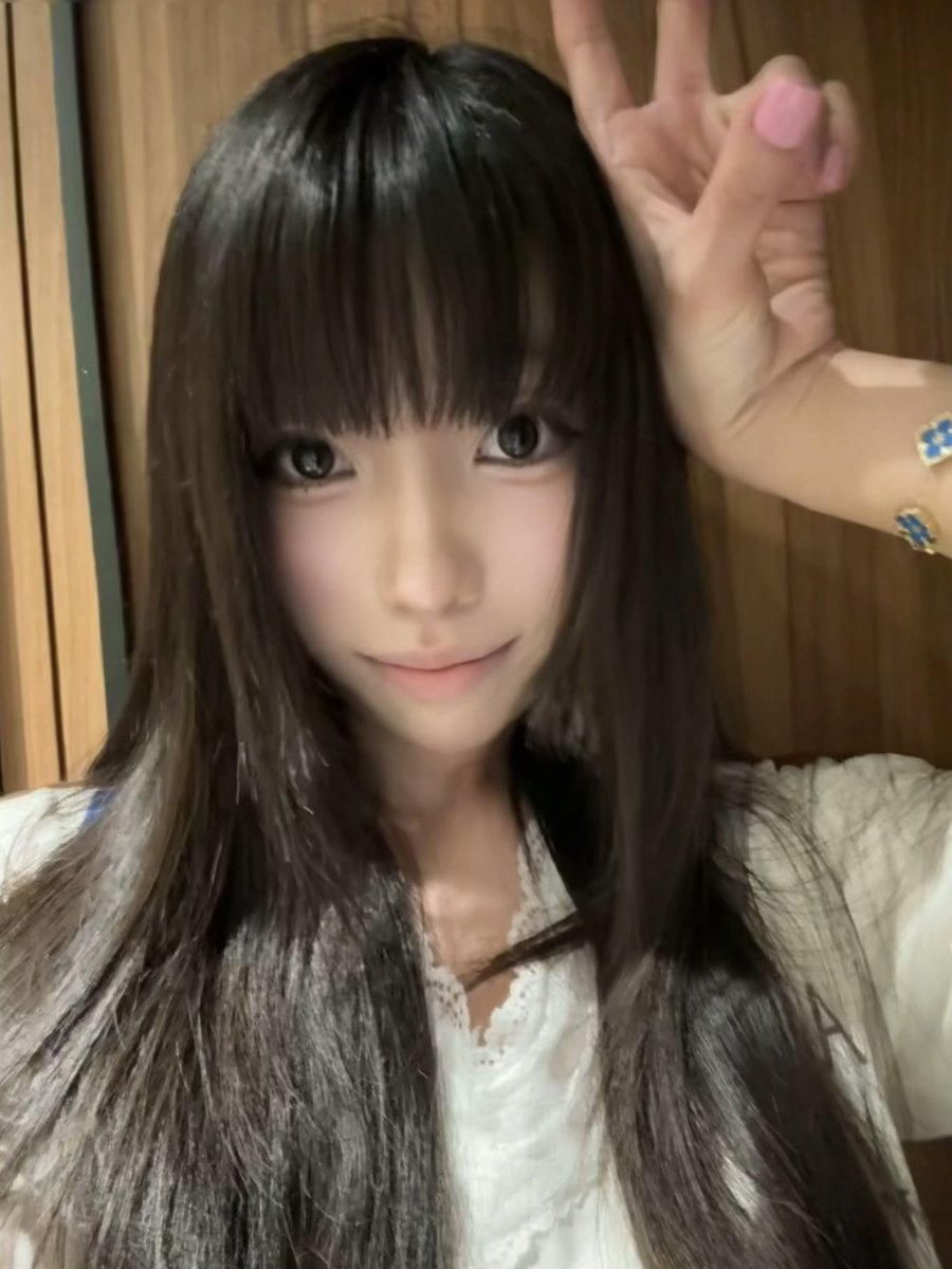 lily tweet media