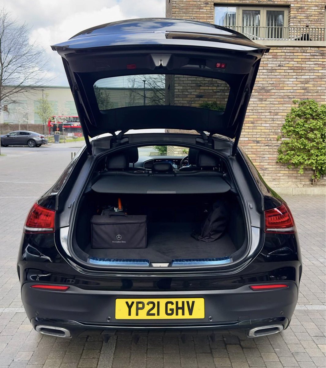 EliteStandard1's tweet photo. Today, I’m super grateful and excited because crypto trading has completely changed my life, I just bought myself a new car from my trading profits. 🚘💸 big shoutout to my coach @Amelia_Ava981 for making this possible https://t.co/5ZOd6JyQdr