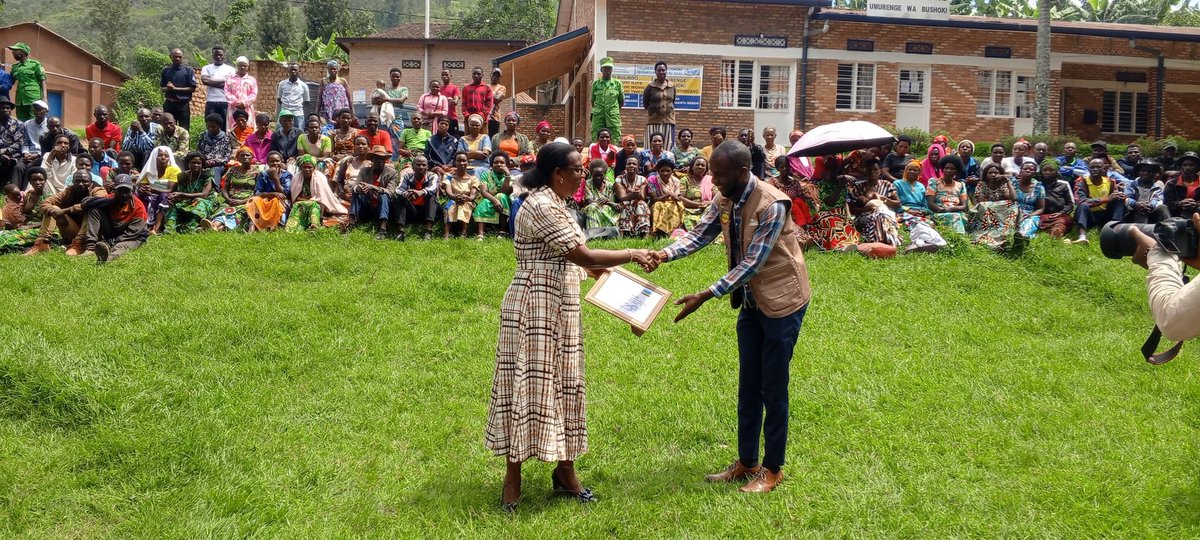 CladhoRwa's tweet photo. Kuri uyu wa Kabiri,#CLADHO yashimiwe n'Akarere ka @rulindodistrict,Umurenge wa Bushoki,ku uruhare yagize mu gutangiza clubs z'Isuku n'Isukura mu bigo by'Amashuri no mu miryango yabo aho abana b'impinduramatwara bakomeje kugira uruhare rukomeye binyuze muri gahunda ya #EnoughCamp https://t.co/xDct8HtrCS