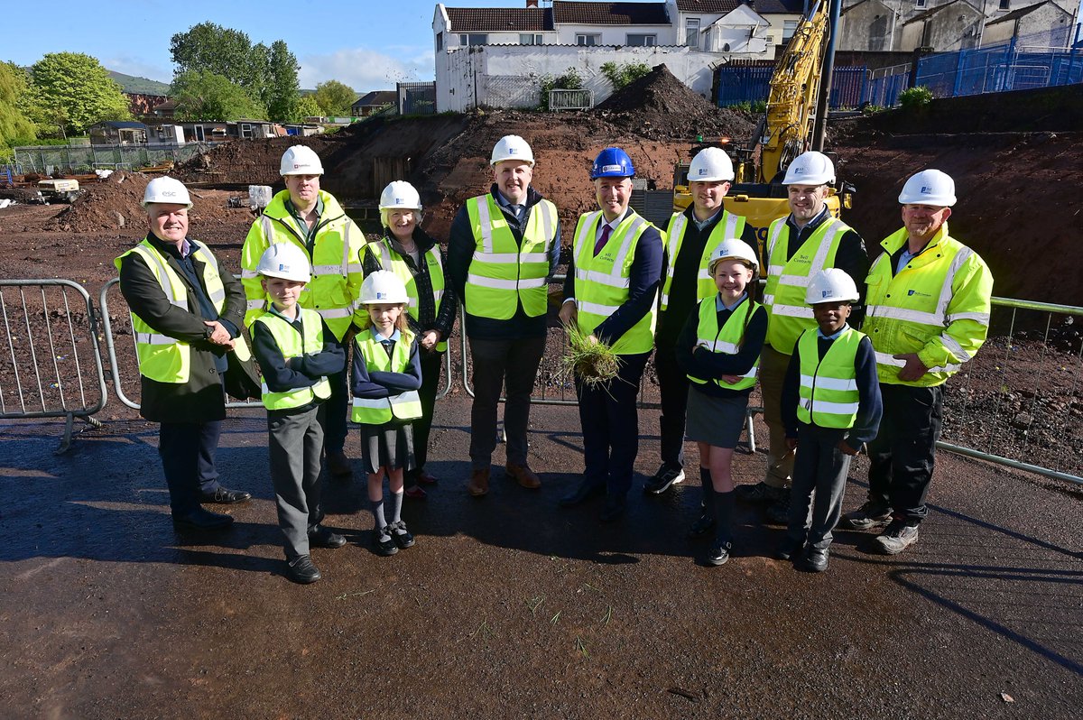 Education_NI's tweet photo. 📢 ANNOUNCEMENT | Education Minister Paul Givan has cut the first sod on a major capital construction project at Glenwood Primary School.

The £22million investment will deliver a major refurbishment of the existing school building, alongside the construction of a new block containing ten classrooms, a library and dining facilities.

🔗 Find out more: https://t.co/BmMZp240qR
