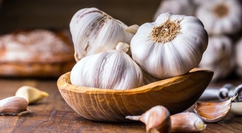 HashKSA's tweet photo. "د. عبدالرحيم الشهري":

الأليسين الموجود في الثوم:
• مضاد قوي للأكسدة، وللالتهابات، وللسرطان.
• يجب هرس الثوم أو تقطيعه، وتركه 10 دقائق قبل تناوله (نيئاً فقط)؛ لأن الطبخ يُفقد فوائده.

وللتخلص من الرائحة:
- تناول تفاحة، خس، أو نعناع.
- اشرب حليباً كامل الدسم مع الوجبة.
- تنظيف الأسنان بالفرشاة.
والأفضل الجمع بينها كلها.

@TheNeurologist