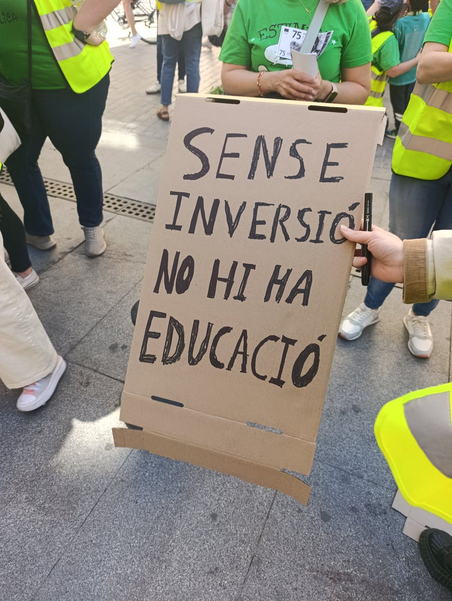 la_defol's tweet photo. La dignitat del professorat valencià #vagaindefinida https://t.co/4Wnn6MiANG