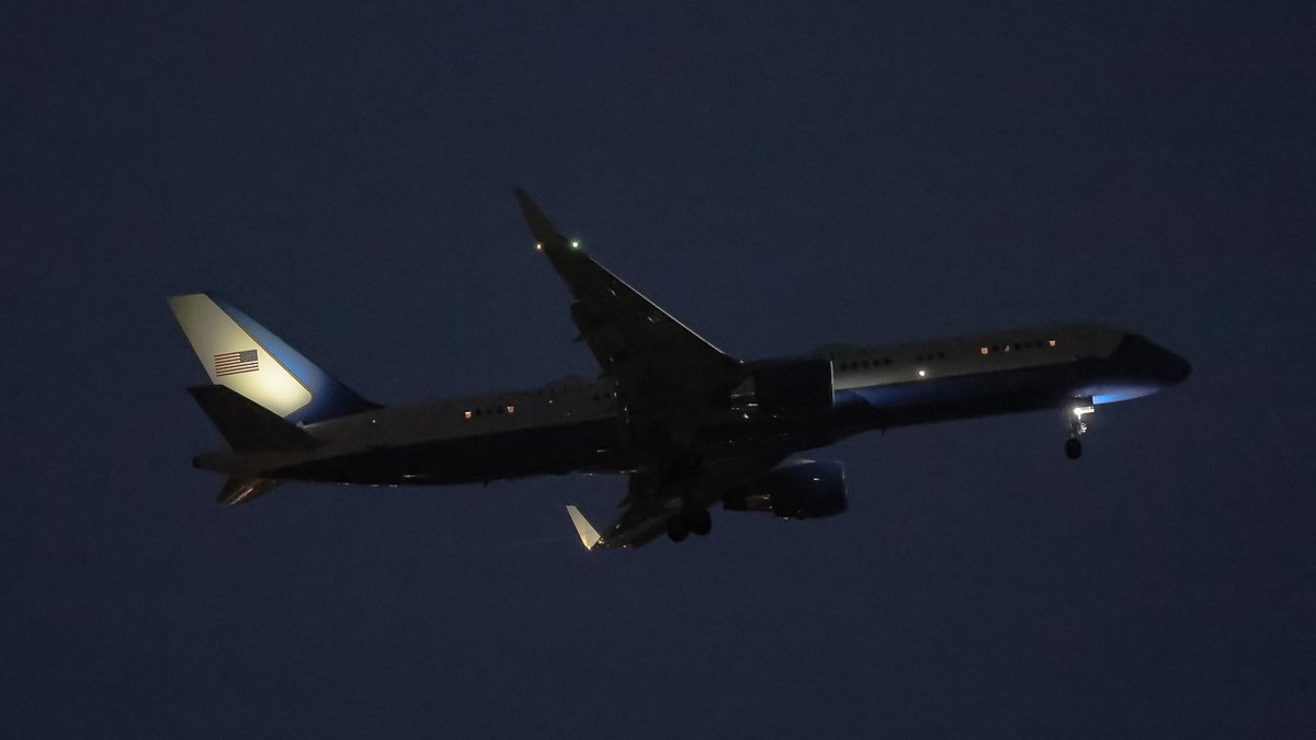 eos40is's tweet photo. 横田基地 19:04 R/W36↘︎
C-32A 09-0016
ウエルカム😍

#YokotaAB #SAM47 https://t.co/7AALUQpNcY